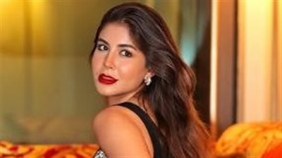 ملك قورة تخطف الأنظار بفستان جذاب 