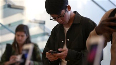 رقبة الهاتف المحمول.. كيف يمكن التخلص من آلام العنق 