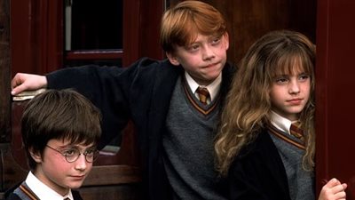 إيما واتسون تتألق بأناقة بسيطة في شوارع باريس.. في ظهور يخطف الأنظار