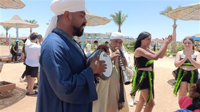 الطبل والمزمار البلدي وبرنيطة وكاب وتي شيرت بشعار الغردقة هدايا علي الشواطئ 