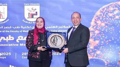 تكريم نيفين الفيومي من كلية طب قصر العيني 