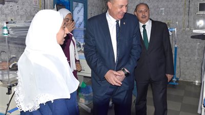 رئيس شبراخيت يتابع العمل بالمستشفى المركزى ويشارك المرضى احتفالهم بالعيد