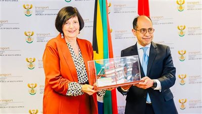 السفير المصري يبحث مع وزيرة النقل الجنوب أفريقية مشروعات قارية كبرى