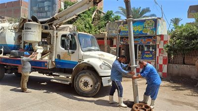 استمرار تطهير شبكات الصرف الصحي بالفيوم  بسيارات الفاكيوم  لرفع آثار ذبح الأضاحي