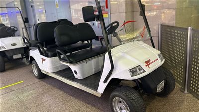 خدمات مجانية بمطار القاهرة الدولي.. عربات كهربائية لنقل كبار السن وذوي الهمم 