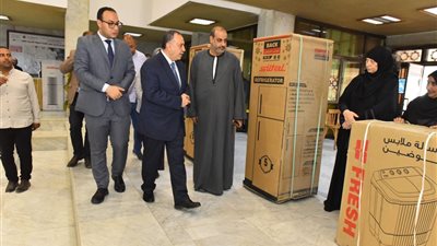 محافظ أسيوط يوزع 10 أجهزة عرائس على الأسر الأولى بالرعاية