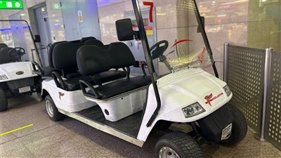 عربات كهربائية لنقل كبار السن وذوي الهمم بمطار القاهرة الدولي
