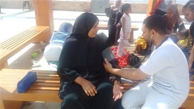 تواجد ميداني مكثف للفرق الطبية بالشواطئ لتقديم الفحوصات والخدمات العلاجية والتوعية الصحية