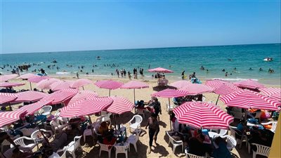 إقبال كبير على شواطئ الأسكندرية في رابع أيام عيد الأضحى المبارك 