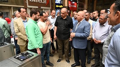 وزير الصناعة والنقل يتفقد محطة مصر للسكك الحديدية برمسيس 