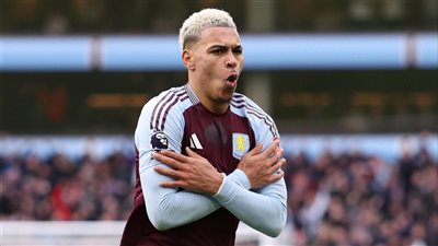 روجرز يقود أستون فيلا لفوز صعب على ليدز بالدوري الانجليزي  