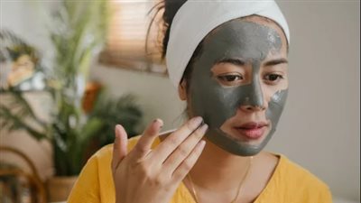 قناع الطين: سر الجمال الطبيعي بين الفوائد وطرق الاستخدام السليمة