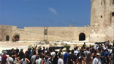 توافد العرب والأجانب على قلعة قايتباي والتقاط الصور السيلفي بفنار الإسكندرية 