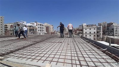 إزالة سقف مخالف بالدور الخامس علوي في دمنهور