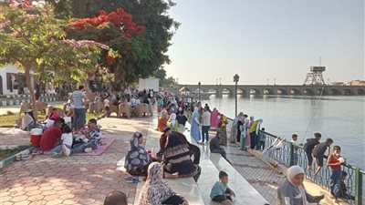 قناطر إدفينا وحدائق البحيرة تشهد إقبالًا واسعًا في رابع أيام عيد الأضحى