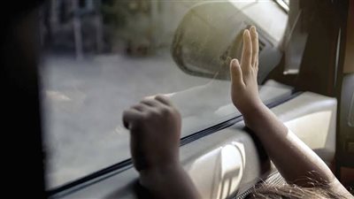 بعد وفاة طفل في أيام العيد.. تحذيرات من ترك طفلك داخل السيارة