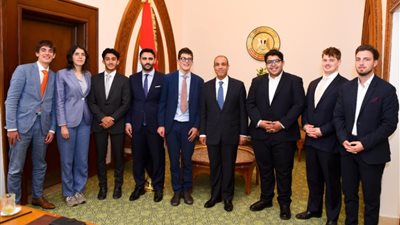 وزير الخارجية والهجرة يلتقي بمجموعة من الطلاب في الجامعات بالمملكة المتحدة