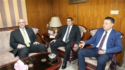 محافظ بني سويف يُهنئ رئيس محكمة بني سويف الابتدائية الجديد