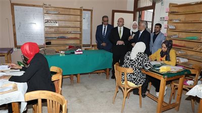 محافظ بني سويف يتفقد سير العمل بكنترول دبلوم المدارس الصناعية