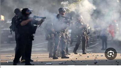 قوات مكافحة الشغب تعتقل عشرات المتظاهرين في لوس أنجلوس