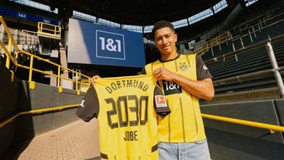 جوبي بيلينجهام يرتدي قميص بورسيا دورتموند الموسم الجديد