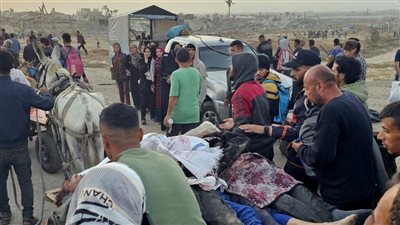 30 شهيدًا في مجزرة منتظري المساعدات وسط القطاع