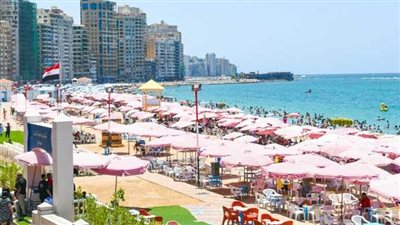 إرتفاع درجات الحرارة واقبال المواطنين علي شواطئ الإسكندرية