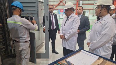 وزير الكهرباء فى زيارة ميدانية إلى مصانع شركة 