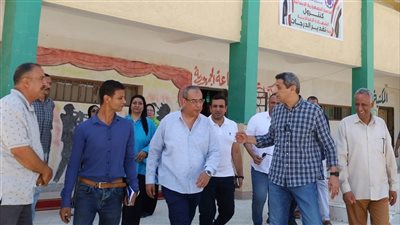 محافظ السويس يتفقد سير العمل داخل كنترول الشهادة الإعدادية 