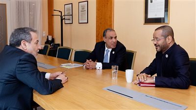 وزﯾﺮ اﻟﺨﺎرﺟﯿﺔ واﻟﮭﺠﺮة ﯾﻌﻘﺪ اﺟﺘﻤﺎﻋﺎً ﺛﻼﺛﯿﺎً مع وزﯾﺮي ﺧﺎرﺟﯿﺔ ﻋﻤﺎن وإﯾﺮان