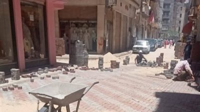 رئيس مدينة دمنهور يتابع أعمال تركيب بلاط الأرصفة والإنترلوك
