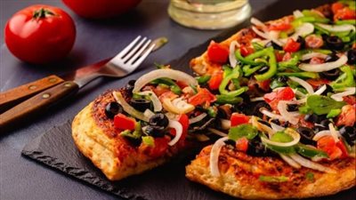 طريقة عمل بيتزا الخضار بعجينة هشة وصلصة لذيذة