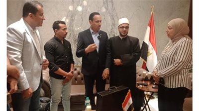 ساويرس لابن شهيد العاشر: والدك «قديس».. وكل شركاتي تحت أمرك