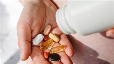 طريقة بسيطة للتخلص من تنميل الساقين وفيتامين لا غنى عنه 