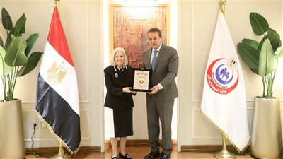 وزير الصحة يكرم السفيرة هيفاء أبو غزالة تقديرًا لجهودها 
