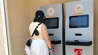 تشغيل ماكينات الخدمة الذاتية لشراء تذاكر زيارة منطقة سقارة الأثرية