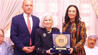 وزيرة التضامن تكرم السفيرة هيفاء أبو غزالة تقديرًا لجهودها بجامعة الدول العربية