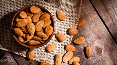 كيف يؤثر تناول اللوز على صحة الدماغ؟