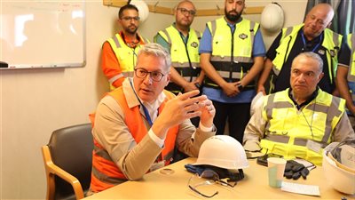 وزير البترول والثروة المعدنية يتفقد موقع استقبال سفينة التغييز الثالثة بميناء العين السخنة