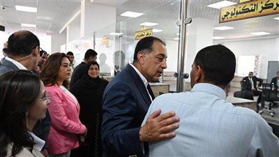 رئيس الوزراء يتفقد المركز التكنولوجي لخدمة المواطنين بزاوية صقر 