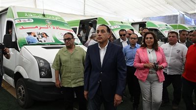 مدبولي يتفقد قافلة خدمية متنوعة بقرية 