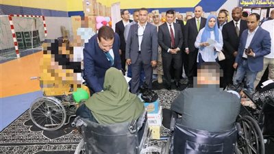 محافظ المنوفية يوزع بونات مواد غذائية على الأسر الأكثر احتياجًا 