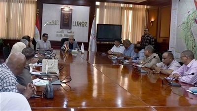 قبل انطلاق ماراثون الثانوية.. محافظ الأقصر يعقد اجتماعًا موسعًا بالجهات المختلفة