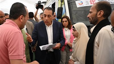 رئيس الوزراء يطمئن والد طفلة فقدت بصرها بعد إصابتها