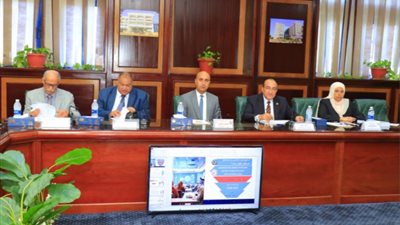 رئيس جامعة دمنهور يترأس اجتماع لجنة اختيار عميد كلية التربية بالجامعة