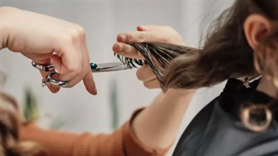 كم مرة تحتاجين إلى قص شعرك؟ دليل شامل للعناية بالشعر 