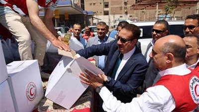 محافظ المنوفية يدشن القافلة الطبية والغذائية لعمال النظافة