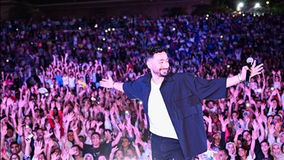 بأغاني رومانسية واستعراضات مبهرة.. حمادة هلال يشعل أجواء الصيف