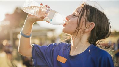 طبيبة توضح علامات تنذرك بالإصابة بالجفاف في الطقس الحار