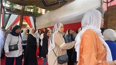 توافد طلاب الثانوية العامة على لجنة مدرسة النقيب هشام شتا الإعدادية بنات بالجيزة.. صور